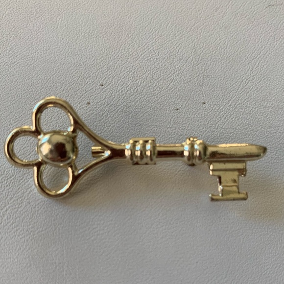 Brooch key lapel Jewelry pin - Picture 2 of 7